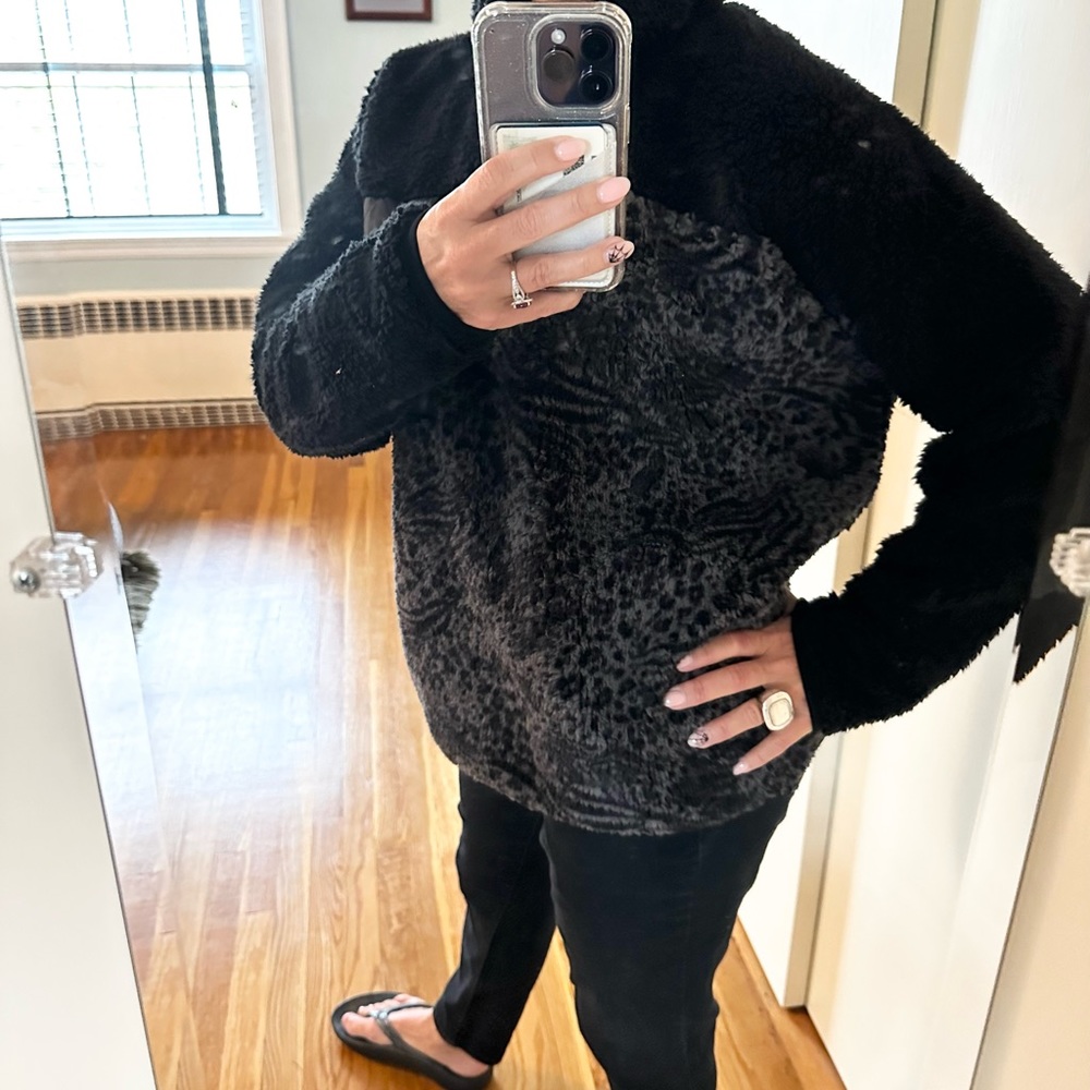 Seven7 Sherpa Snap Pullover NWT | Black & Gray Animal Print | Size Medium - Picture 2 of 7